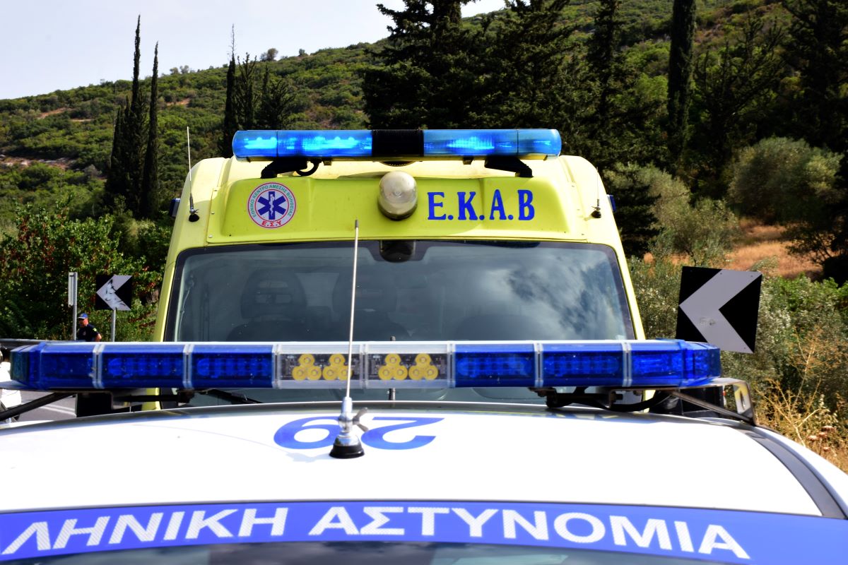 Περιπολικό και ασθενοφόρο