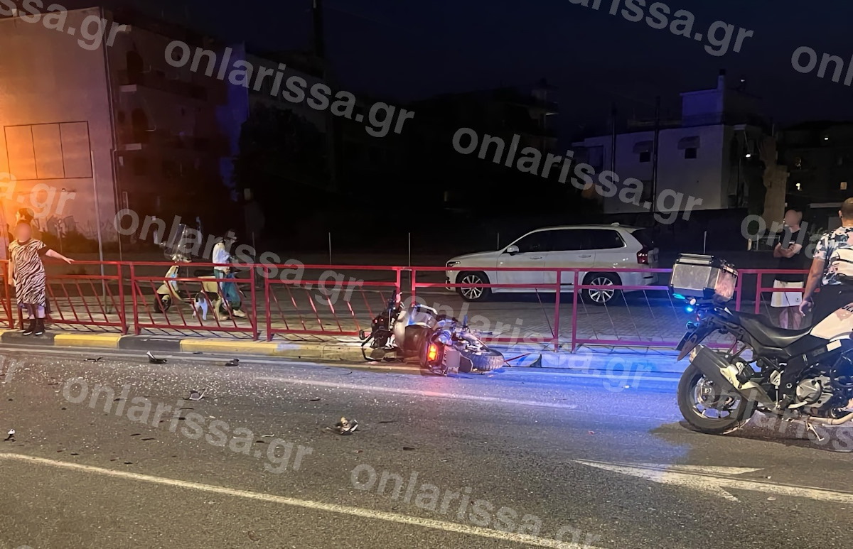 Μία μηχανή πεσμένη στο δρόμο