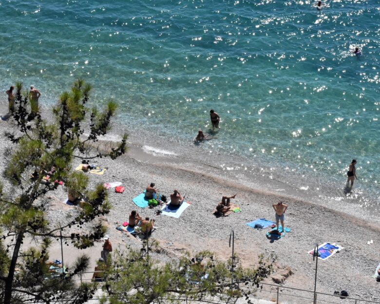 Καιρός αύριο: Υποχωρεί ο καύσωνας, παραμένουν τα μποφόρ